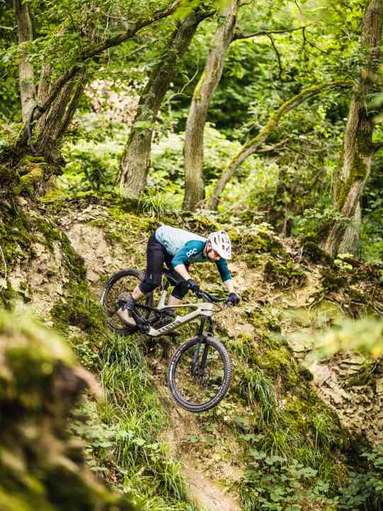 Zuverlässig, auch wenn's rau wird. Auf dem Launch konnten wir auch das günstigste Modell ausführlich fahren. Fiese Steilstücke, mittelschwere Enduro-Trails? Kein Problem!