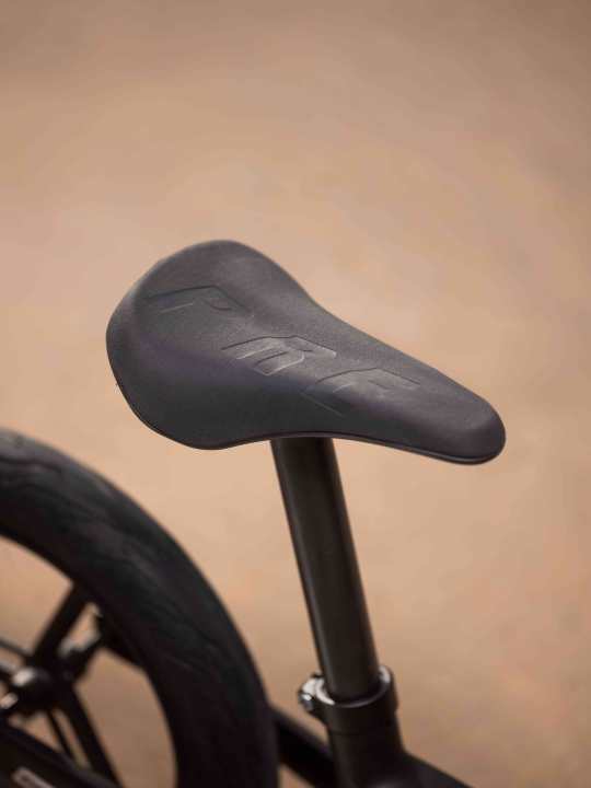 Thanks to the ergonomic saddle made from recycled plastic, children can sit comfortably and sustainably on the Giant PRE rCarbon.