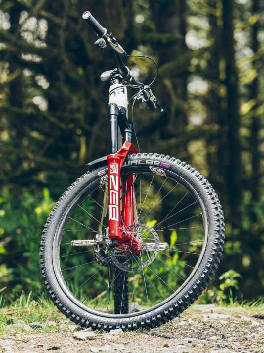 Until now, Rockshox only offered the Lyrik and Boxxer models in red. Now the Rockshox ZEB is catching up.