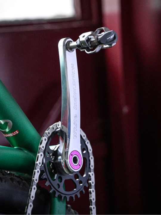 Ausstattungs-Juwelen: Die Kurbel von White Industries glänzt mit Chrom-Finish und Retro-Look.