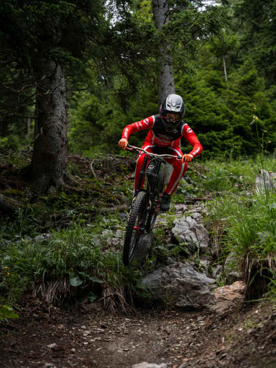 Downhill-Profi David Trummer beim Wintertraining auf dem Grazer “Gedscho”.