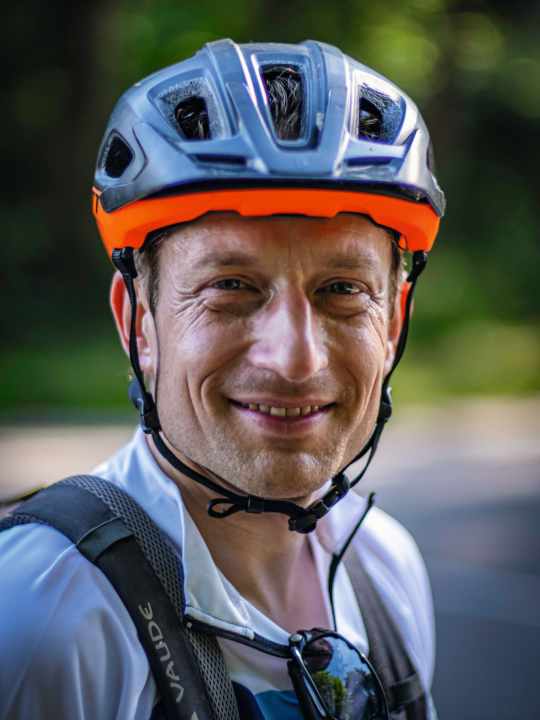 Patrick Schreib is Baiersbronn's head of tourism. He was born in Villingen, completed an apprenticeship as a chef in a Michelin-starred restaurant in Baiersbronn and later studied business administration. He manages tourism in the "star village" with foresight - and made Baiersbronn the bike capital of Baden-Württemberg.