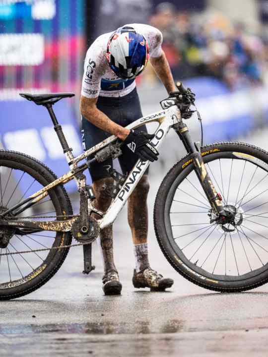 Crosscountry-Weltmeister Tom Pidcock verneigt sich in Ehrfurcht vor seinem Pinarello Dogma XC Fully. Das Ausnahmetalent trug entscheidend zur Entwicklung des Racefullys bei.