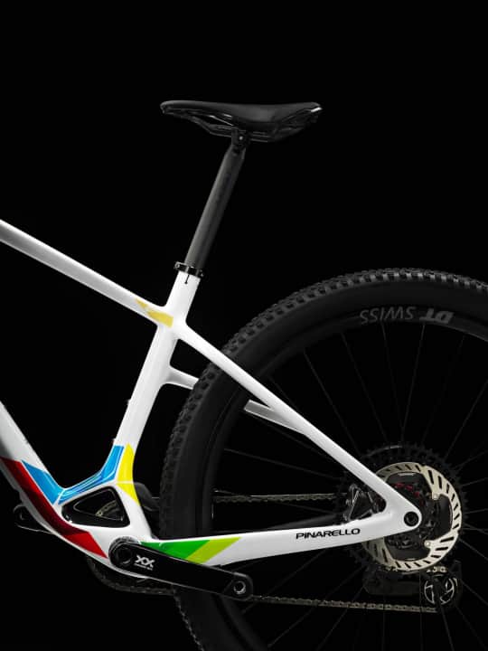 The Pinarello Dogma XC Hard Tail also has a unique rear triangle design. Extremely short chainstays stand out in the geometry table.