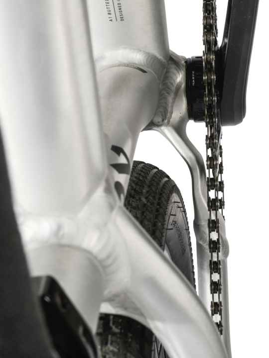 Bis zu 2,35 Zoll breite Reifen passen trotz kompakter Kettenstreben und großer Laufräder in den Rahmen des Specialized P3 und P4. Die ab Werk spezifizierten Reifen dürften ruhig etwas breiter ausfallen.