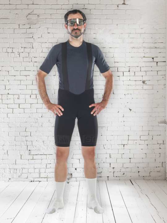 With the SQlab SQ-Short One12 R, the ergonomics experts have an extremely light and airy race bib short with a very special seat pad in their programme