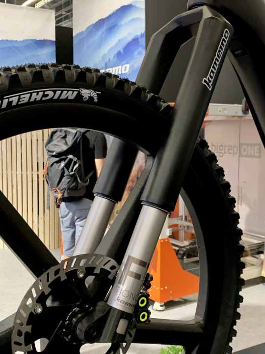 Diesen in Deutschland gebauten Federgabel-Prototypen von kamemo gab es auf der Eurobike 2022 zu sehen. Die Serienproduktion lässt noch auf sich warten.