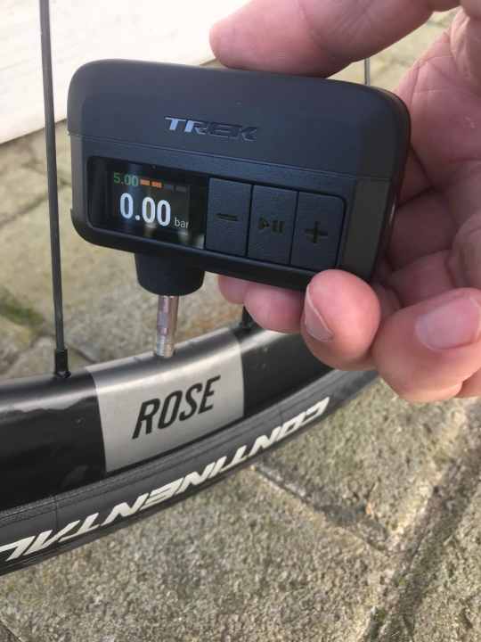 When inflating a tyre, the device becomes warm to the touch.