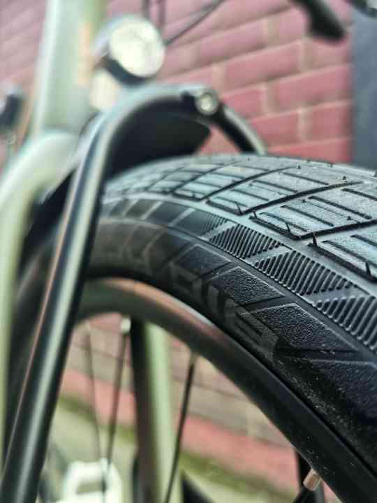 The 29-inch wheels fit the bike perfectly, they make any kind of suspension in the frame or fork unnecessary and they also roll well.