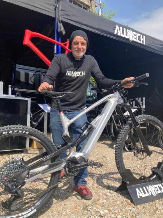 Das Alutech E-Fanes kommt mit neuer Motorbrücke und frischem Shimano EP801-Antrieb.