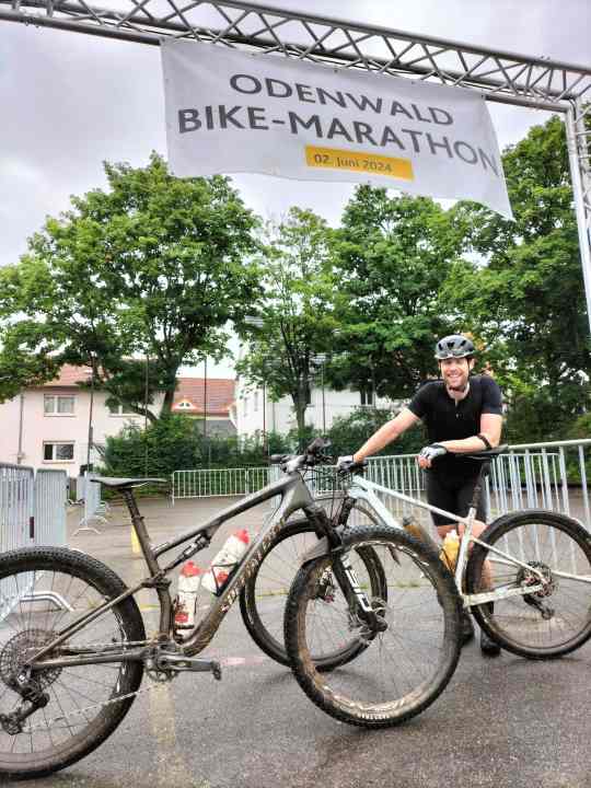 Aufgrund des miserablen Wetters musste der Odenwald Bike Marathon abgesagt werden. Das Specialized Epic hätte seinen Fahrer samt Teamkollegen so oder so ins Ziel geführt.