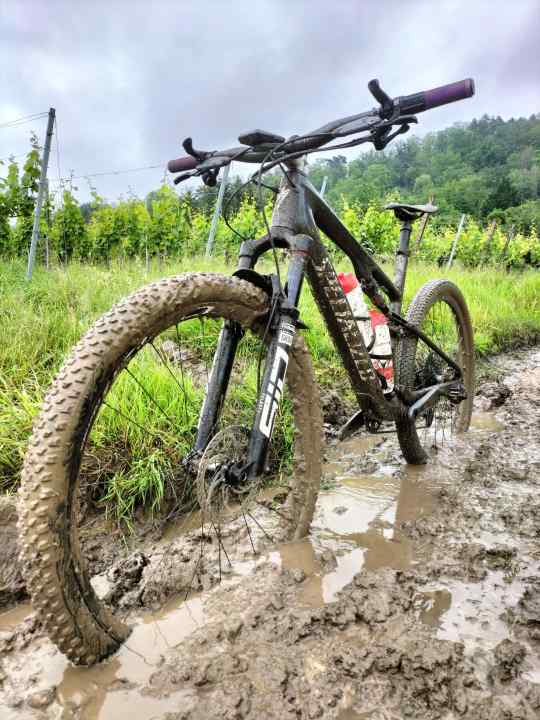 Der Matsch droht das Specialized Epic auf der Strecke des Odenwald Bike Marathons zu verschlingen. Durch solche Aktionen alterten manche Teile im Dauertest schneller als gewöhnlich.