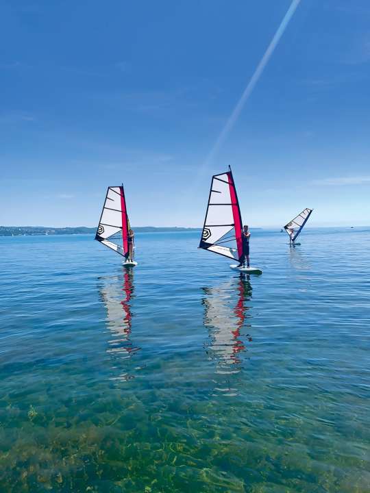 On Lake Constance, the Treibgut water sports school right next to the campsite in Allensbach offers windsurfing and stand-up paddling as well as pedalo and kayak trips.