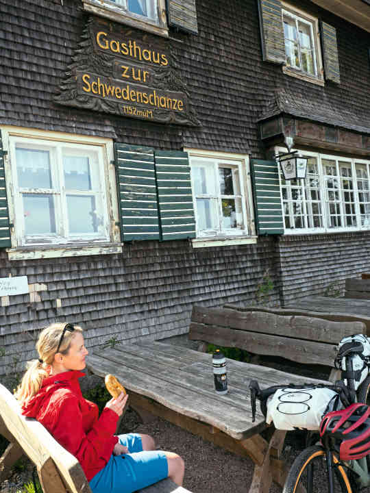 Die Gravelbike-Tour führt an urigen Schwarzwaldhäusern wie dem Gasthaus zur Schwedenschanze am Rohrhardsberg vorbei.