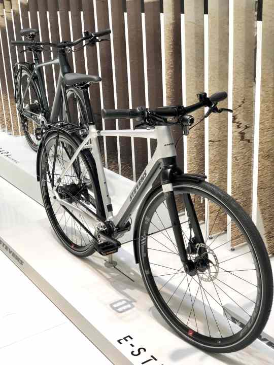 Die Stevens E-Strada-Modelle gibt es wahlweise mit Pinion C1.9-Getriebe und Gates Carbon-Riemen (im Vordergrund) oder Shimano 2x11-Gang-Kettenschaltung.