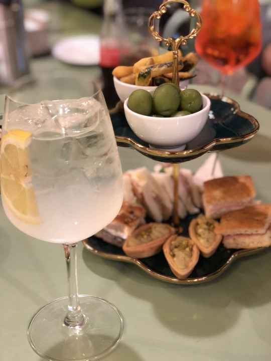 Aperitif im Traditionscafè Meletti. Der Hauscocktail wird mit Anislikör zubereitet.