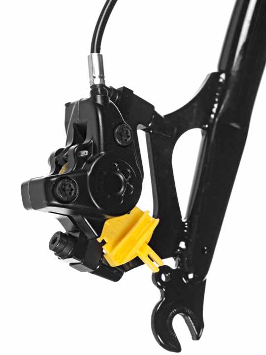 Wenn ein Laufrad beim Transport ausgebaut wird, sollte unbedingt eine Transportsicherung (gelb) in den Bremssattel eingesteckt werden.