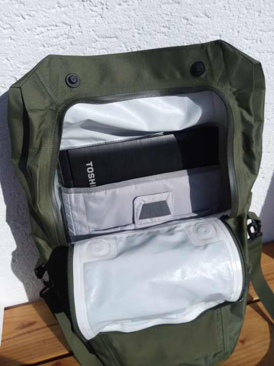 A light-coloured inner compartment, in which a laptop is also safely stored, increases the everyday usefulness of the Deuter Mainhattan.