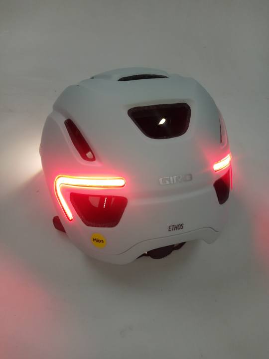 Die LED-Beleuchtung am Giro Ethos Mips Shield ist großflächig und rundum gut erkennbar, ersetzt aber nicht die Beleuchtung am Fahrrad.