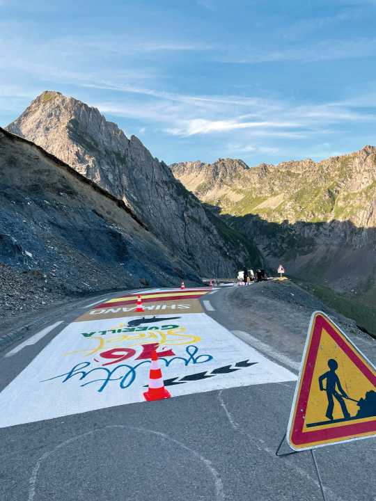 Die 250 Meter lange Hommage zum 50. Jubiläum des Komponentenherstellers Shimano am Col du Tourmalet im Jahr 2023