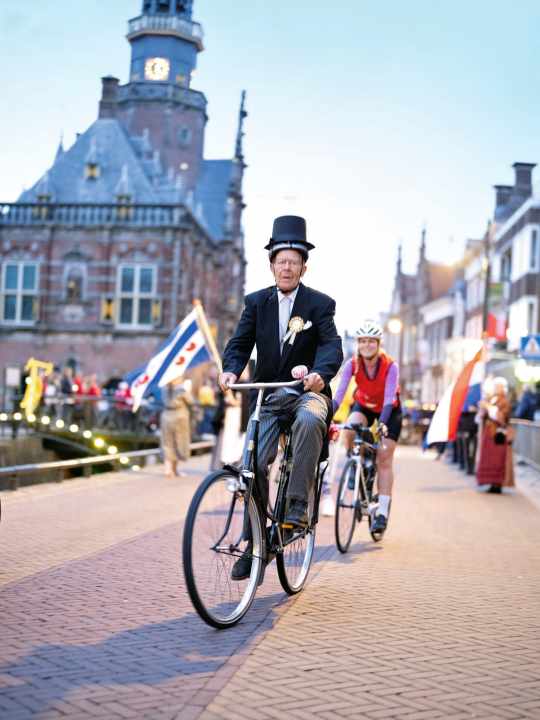 Wiebe Tolsma takes part for the 65th time at the age of 82 - in proper style on a Dutch bike