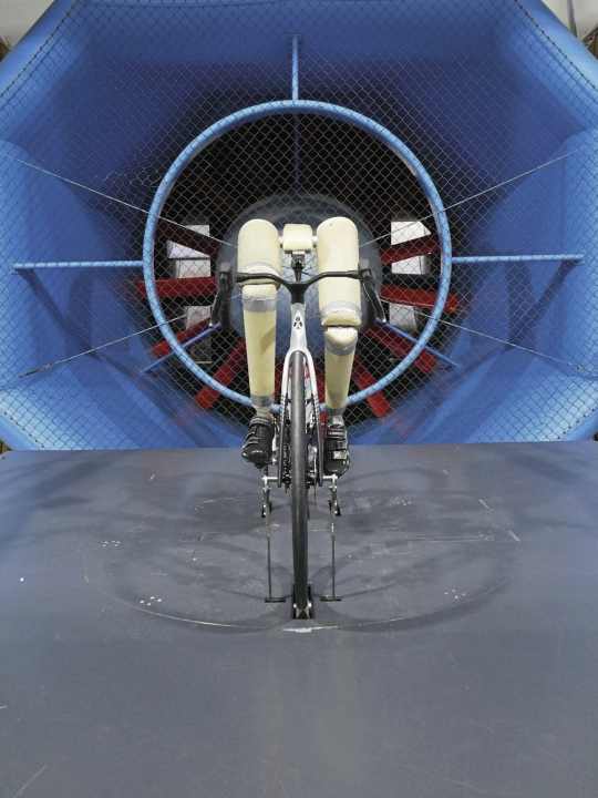 Messerscharf: In der Frontansicht verschwindet das Y1Rs fast zwischen den Beinen unseres Windkanal-
Dummys