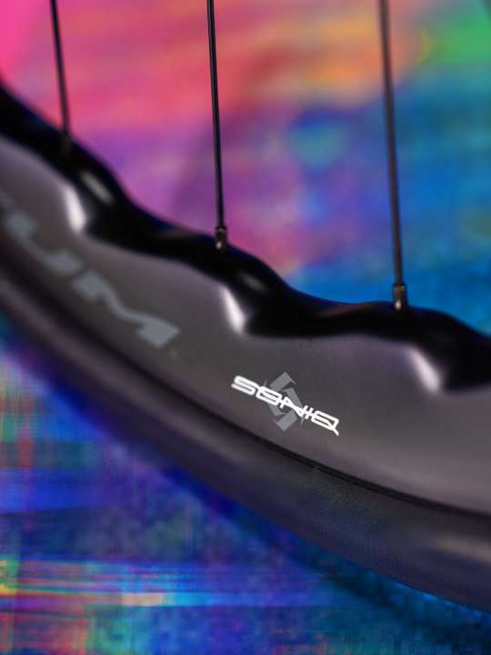 The Fulcrum Soniq 42 is already the second wheel with rims in an eye-catching wave design.