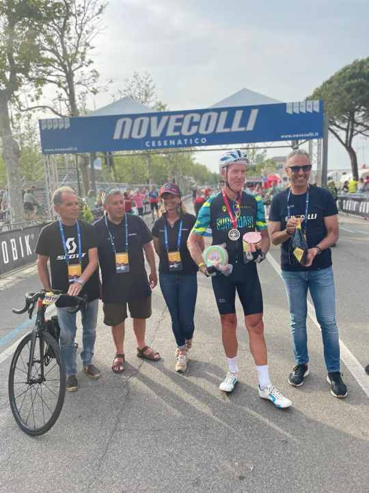 Der letzte Teilnehmer im Ziel mit Clubpräsident Andrea Agostini (rechts)