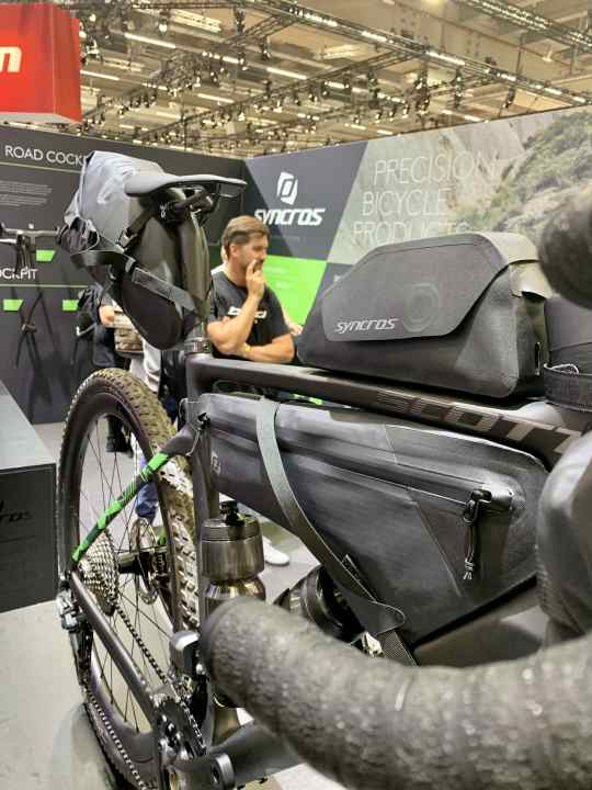 Die neuen Syncros Bikepacking-Taschen präsentierte man auf der Eurobike an einem Gravelbike.