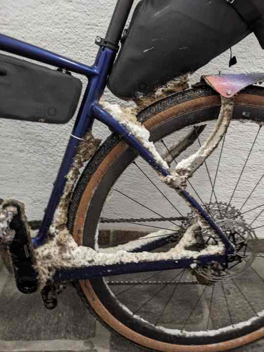 Si l'extension de la tige de selle est faible, il y a peu de place entre la sacoche de selle Fara et le pneu arrière.