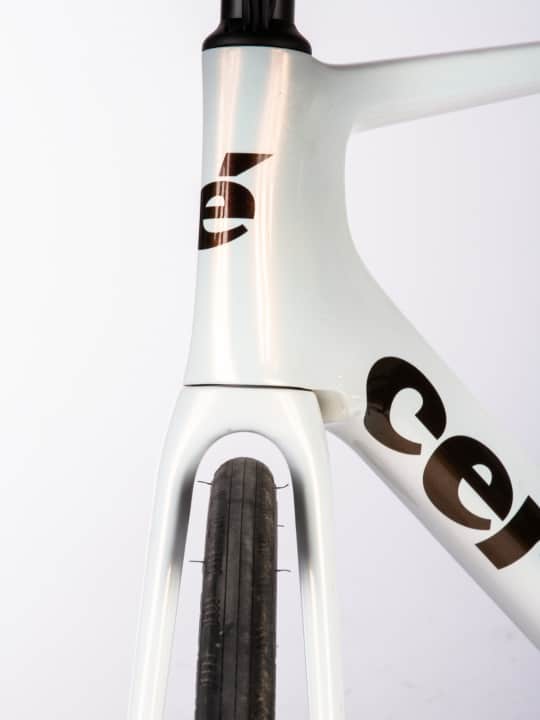 Viele aktuelle Aero-Renner lassen auch verhältnismäßig breite Reifen zu