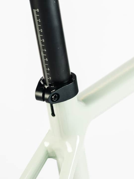 Die Carbonsattelstütze des Endurace 7 ist in der günstigen Preisklasse ein Alleinstellungsmerkmal.