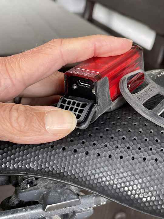 Eine dicke Gummikappe am Boden des Rücklichts schützt den USB-C-Port vor Wasser, Staub und Schlamm.