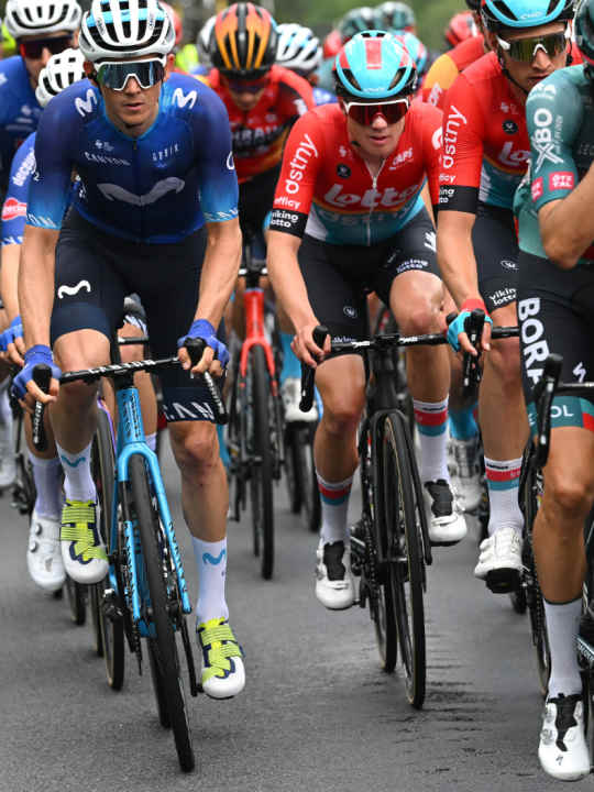 Comme le BMC, le nouveau Ridley (à droite) est peint en noir mat et porte un autocollant prototype de l'UCI. Le tube de direction est de forme conique, ce qui le différencie notamment du Canyon Ultimate (à gauche).