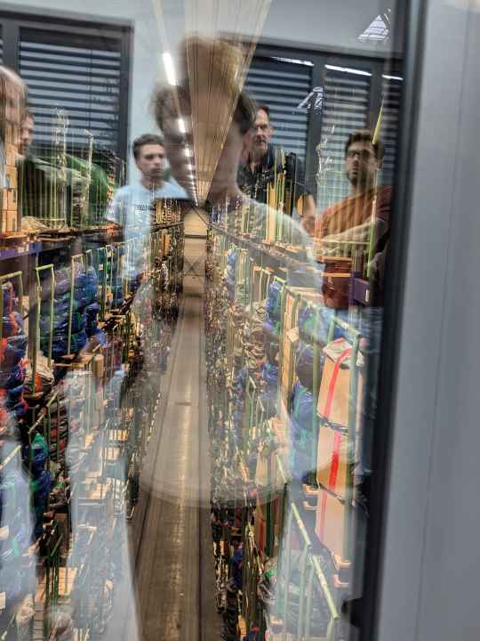 Spiegelbild oder Blick in eine der Lagerhallen von Schwalbe? Ein bisschen von beidem.