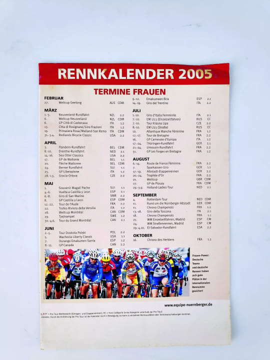 Auf der Rückseite des faltbaren Posters waren die Renntermine des Jahres 2005 abgedruckt – auf einer eigenen Seite die der Frauenrennen.