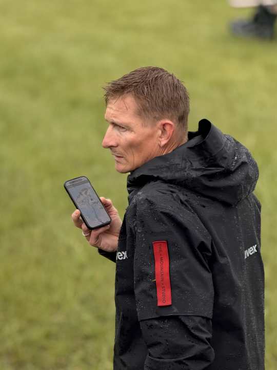 Die Strecke auf dem Smartphone, alles andere im Blick: André Greipel organisiert zum zweiten Mal den Seaside Ride in Rerik.
