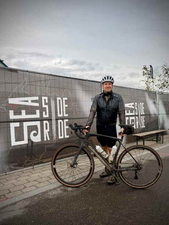 Sebastian Pape from Lübben has so far experienced both extremes of weather at the Seaside Ride in Rerik: sweltering heat at the inaugural event, and now constant rain and strong winds.