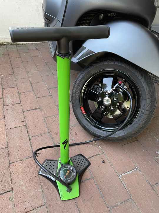 L'Air Tool MTB permet de gonfler les pneus de Vespa ou de voiture à la maison.