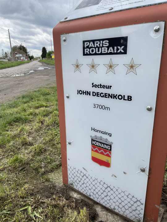 Die Stele zu Ehren John Degenkolbs am Eingang des Pflaster-Sektors zwischen Hornaing und Wandignies