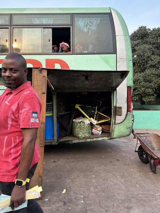 Sometimes 30 days is not enough time to cross a country. To avoid further bureaucracy, a few kilometres were then bridged by bus or hitchhiking.