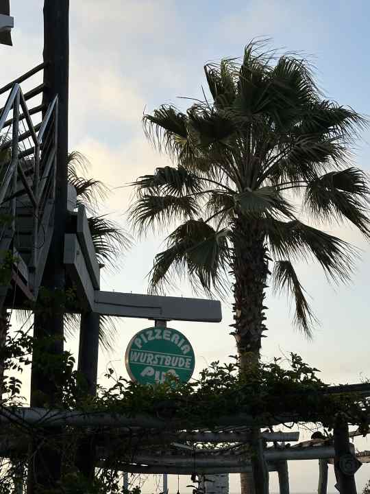 In Namibia fühlt sich vieles sehr europäisch, ja deutsch an. Nicht zuletzt wegen der vielen deutschsprachigen Schilder