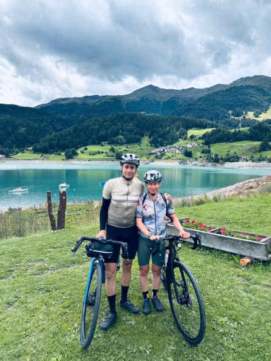 Das Team der Diasporal Alpenchallenge: Nina Helbig und Oliver Lüs aus Halle an der Saale sind die glücklichen Gewinner eines Startplatzes beim härtesten Etappenrennen Europas. Wir haben die beiden bei der Vorbereitung begleitet.