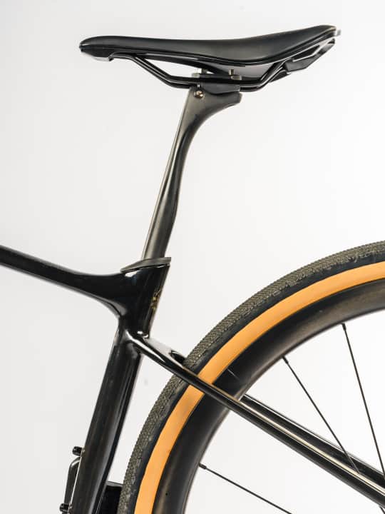 Die schlanke Sattelstütze des Liv Devote gibt bei einer Prüflast von 80 Kilogramm um 11,5 Millimeter nach. Kein anderes Gravelbike bot 2024 mehr Heckkomfort.