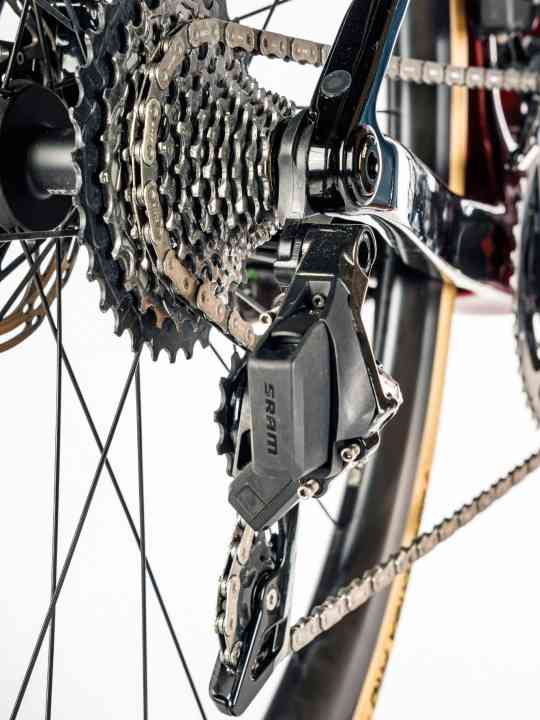 Une première : le Falcn RS est le premier vélo de course à être équipé du standard UDH. La patte de dérailleur est fixée à l'axe.