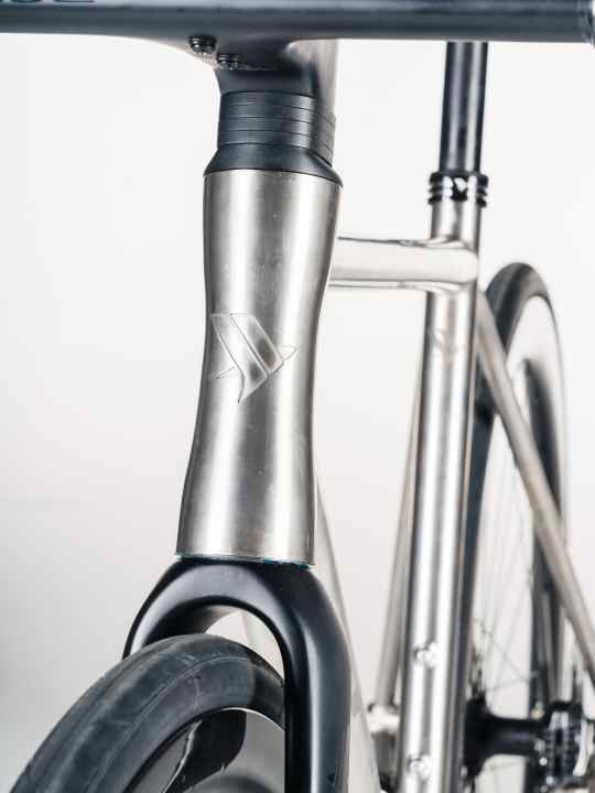 Schicke Optik: Der Steuerkopf im Sanduhr-Design ist an hochgezüchtete Wettkampfräder aus Carbon angelehnt.