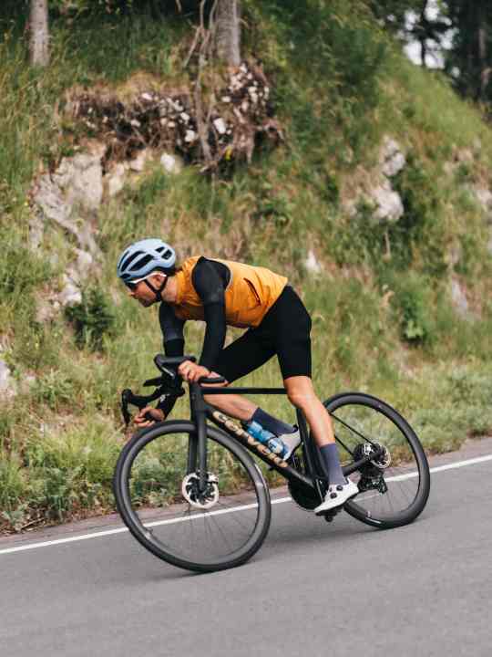 Max Riese dans l'une des nombreuses descentes lors de sa tentative réussie de record du monde. Le vélo de choix : Cervélo R5