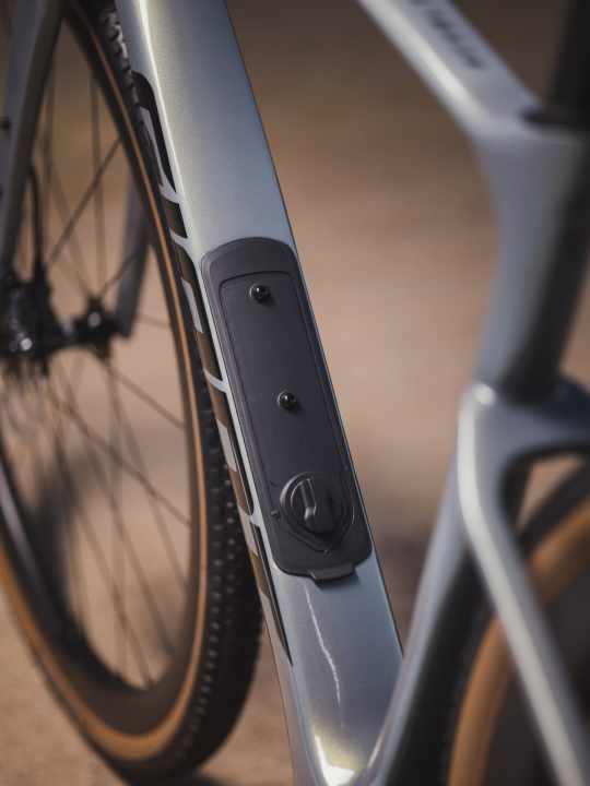 The storage compartment integrated in the down tube offers space for a few important things for the tour.