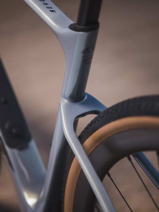 The wheelbase can be changed using the flip-chip dropout. In the long setting, tyres up to 53 millimetres wide fit through the frame.