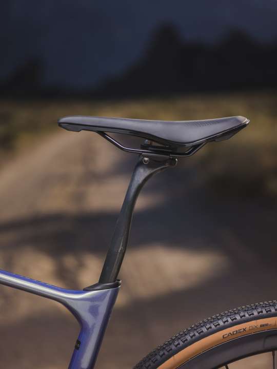 The flattened seatpost can also be replaced by a round model or a dropper post.